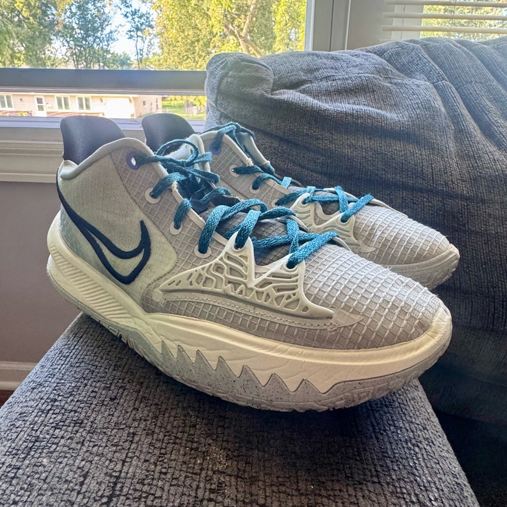 Nike Kyrie 4 Low Grey Fog- Used size 10 Men’s